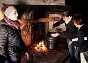 Brotsuppenzubereitung im Rauchhaus Eder